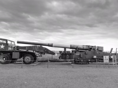 The atomic shell used by Atomic Annie, designated W9, was just over 900 lbs and due to its weight and poor aerodynamics had a shorter range than a conventional shell. The replacement atomic shell, the W19, weighed only 600 lbs and could outrange its conventional cousin. One of the few remaining M65s, this one at the Nuclear Museum in Albuquerque.