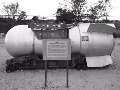 For loading into the B-52 bomb bay a weapons clip (attached to the top of the bomb) would allow crews to quickly attach the bomb to its release mechanism in the aircraft. To drop the bomb it would first be released from the mechanical lock, then small explosives would shatter the bolts that held the bomb in place. This is the only example of the harness that I have seen, here at the Nuclear Museum, in Albequerque.